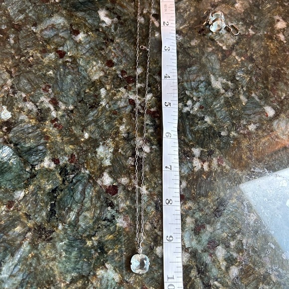 Blue necklace and earring set. Blue colored gems with tiny diamond like stones - Picture 8 of 8